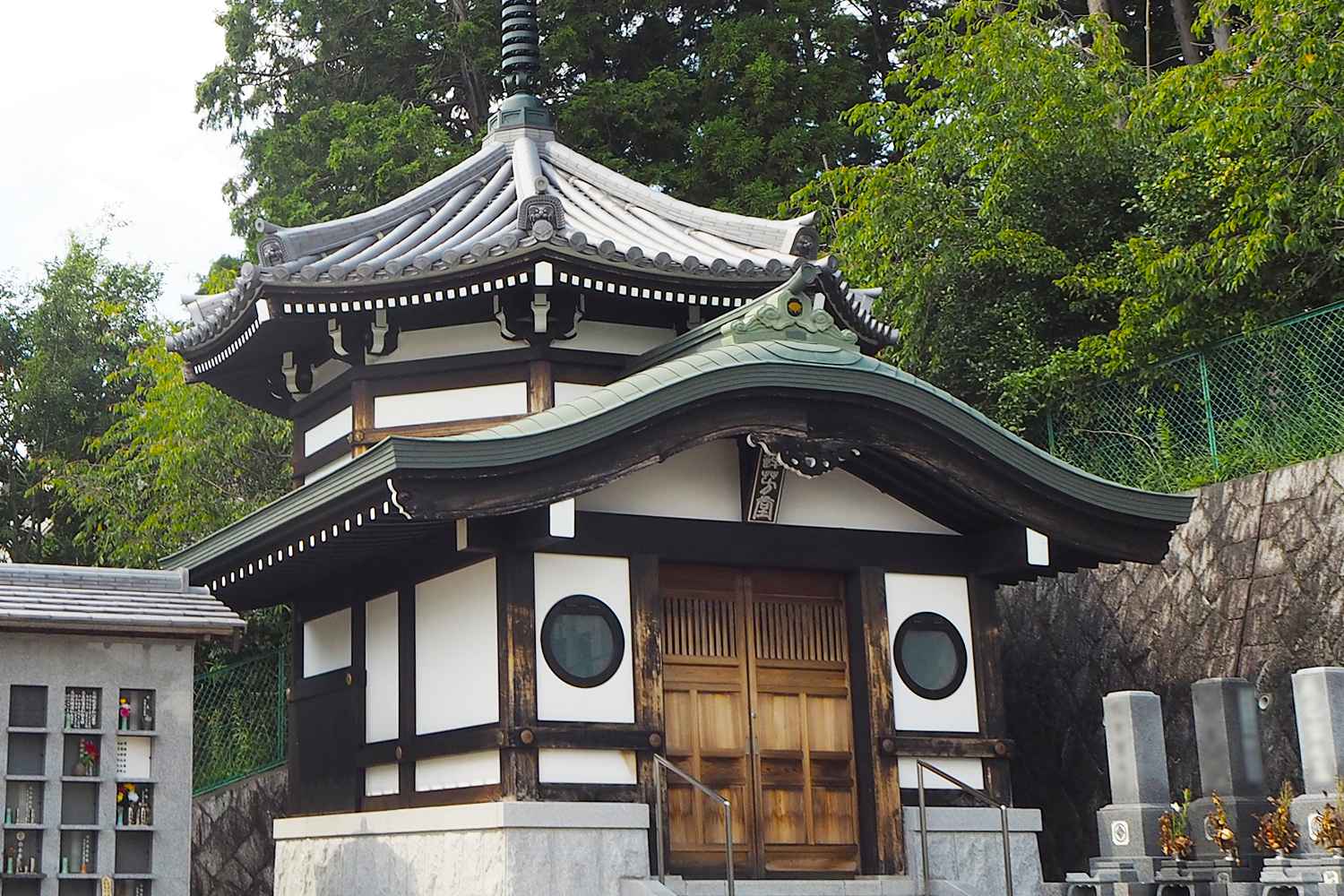 合祀型の納骨堂外観